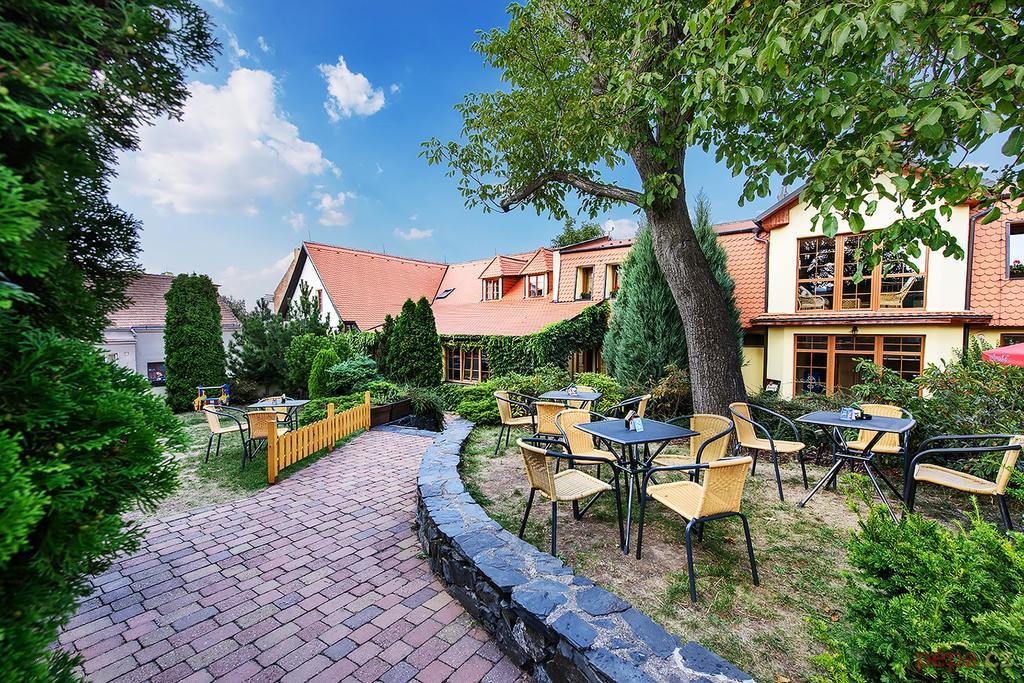 Restaurace A Penzion U Palecku Skuteč Buitenkant foto